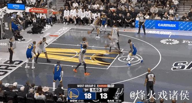 福克斯中路突篮下 以一打三上篮命中