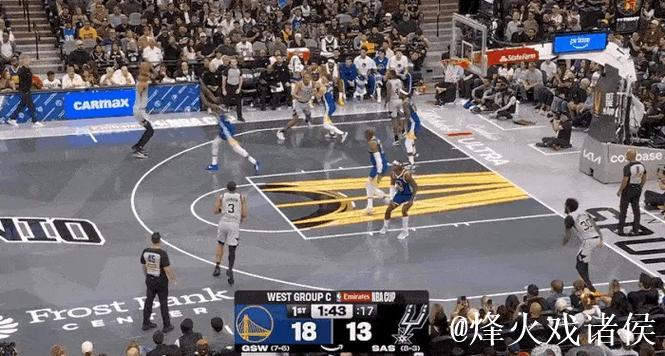 福克斯中路突篮下 以一打三上篮命中